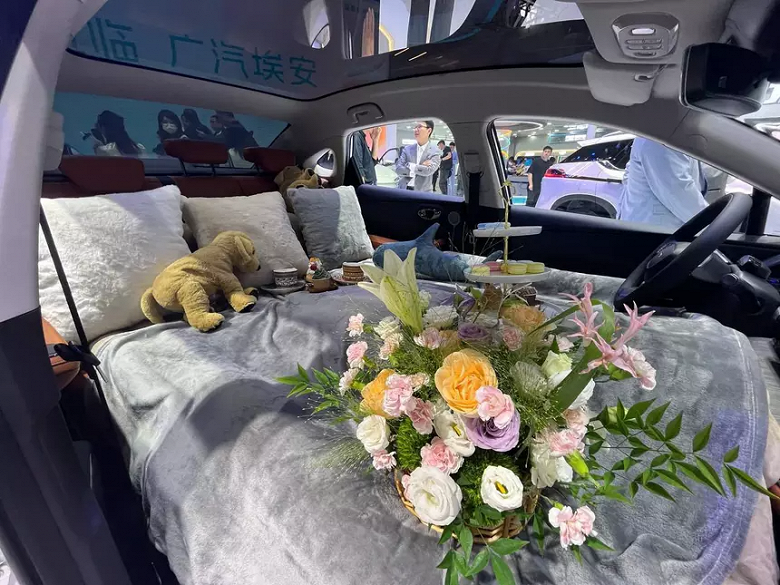 Двуспальная кровать в небольшом автомобиле для тех, у кого нет собственного жилья. Представлен GAC Aion S Max 2024