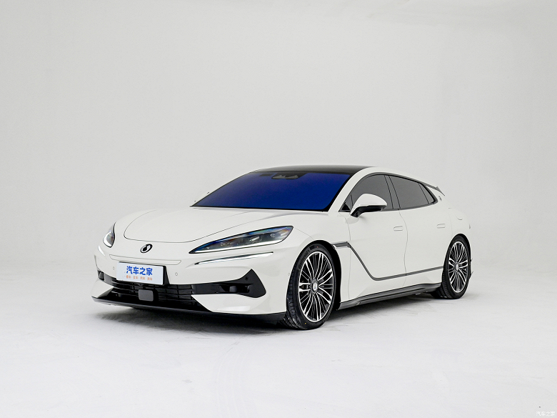 Люксовый флагман от Mercedes-Benz и BYD с системой «Глаз Бога» и управлением задними колёсами — Denza Z9 GT — можно будет заказать уже в мае 2024 года