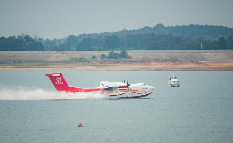 Китайский самолёт-амфибия AG600 прошёл испытания по спасению на воде