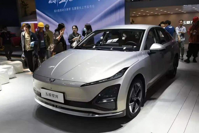 Пока Tesla делает машину за $25 000, а Xiaomi — за $20 000, в Китае представлен большой и современный электромобиль за $13 800 — Wuling Starlight EV