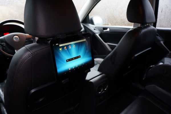 планшет в автомобиле