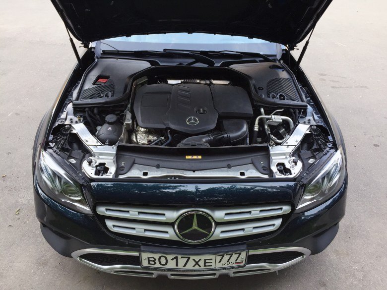 Подкапотное пространство тестового Mercedes-Benz E 220 d 4Matic All-Terrain