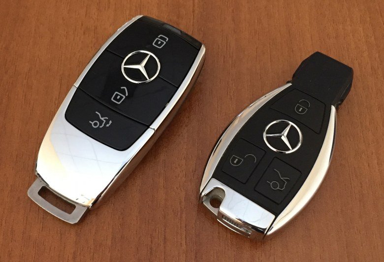 Встреча поколений: слева ключ автомобиля W213, справа — W212