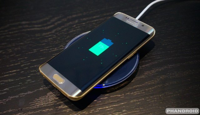 Samsung обвиняют в краже технологии беспроводной зарядки для смартфонов Galaxy