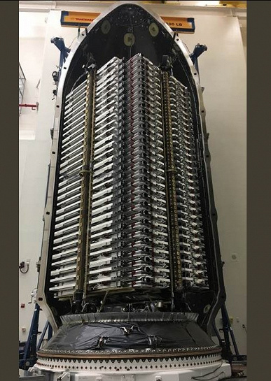 Илон Маск показал, как выглядят 60 спутников проекта Starlink в ракете Falcon 9