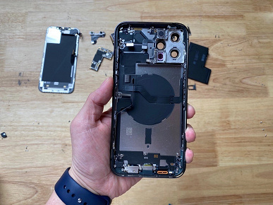 Вскрытие iPhone 12 Pro Max показало уменьшенный аккумулятор и другие интересные детали