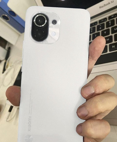 Только что распакованный Xiaomi Mi 11 показали прямо перед анонсом. Первое видео с участием смартфона 