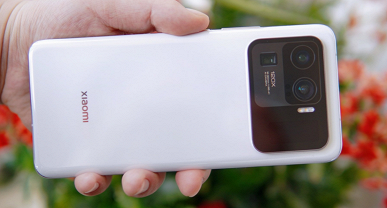 Дорогой Xiaomi Mi 11 Ultra в белом керамическом корпусе на живых фото. Он чем-то напоминает Nokia 808 PureView