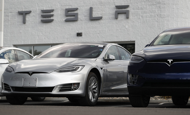 Tesla поднимает цены на электромобили и сокращает выбор опций