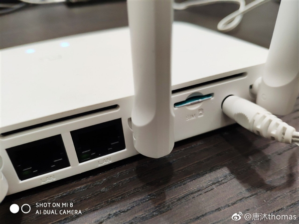 Фото дня: роутер Xiaomi со слотом для SIM-карты