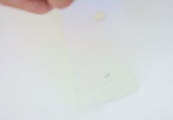 Градиентная задняя панель Xiaomi Mi 8 Lite на самом деле является прозрачной