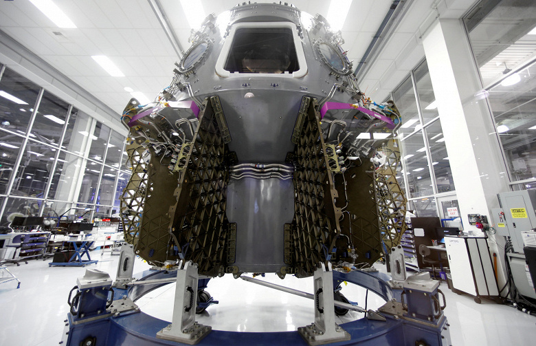 SpaceX впервые доставит космонавтов на МКС уже в июне следующего года