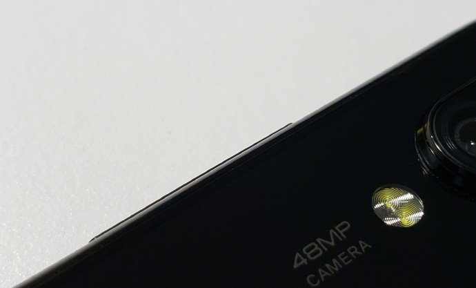 Опубликованы живые фото загадочного смартфона Xiaomi с «дырявым» экраном и сдвоенной основной камерой разрешением 48 Мп