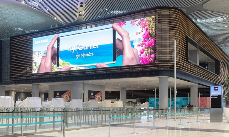 Samsung установила огромные светодиодные вывески в самом большом в мире аэропорту