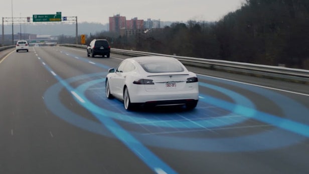 Видео дня: автомобиль Tesla пытается врезаться в отбойник на месте недавнего ДТП