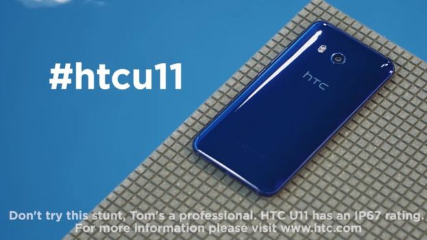 Рекламный ролик смартфона HTC U11 был запрещен из-за неполной водонепроницаемости