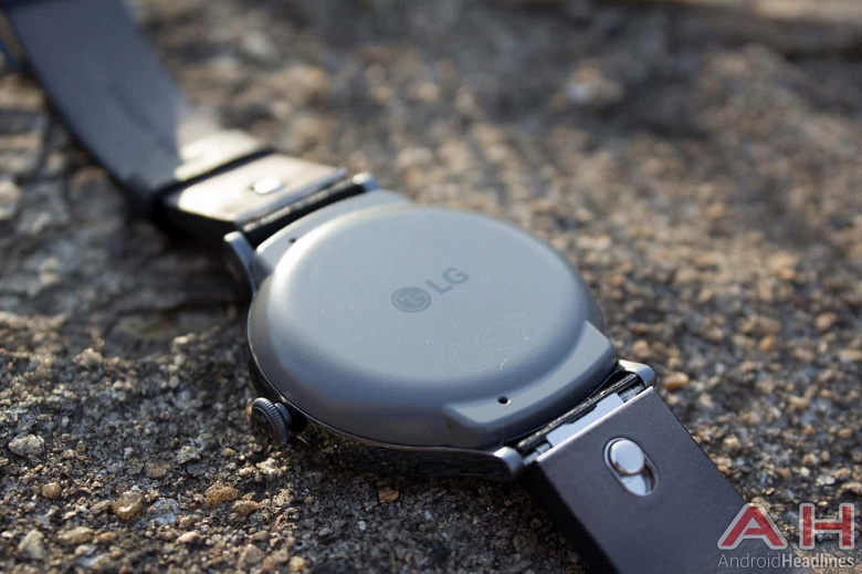 LG готовится представить умные часы Watch Timepiece, которые будут совмещать полноценный экран с механическими стрелками