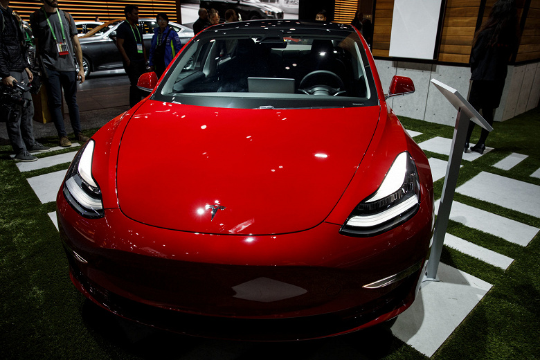 Начались поставки Tesla Model 3 за пределами США