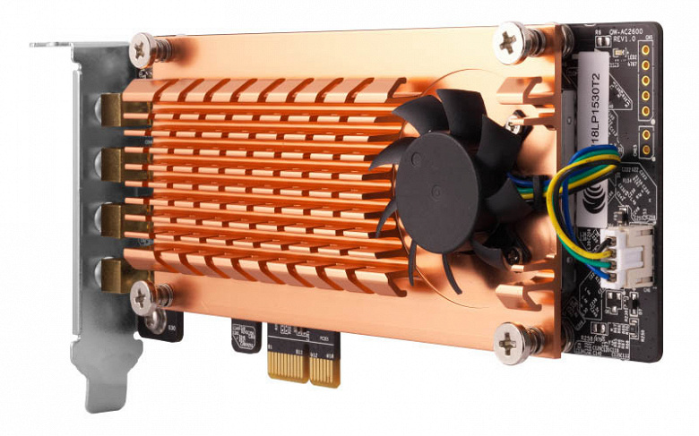 Беспроводной адаптер QNAP QWA-AC2600 с активным охлаждением рассчитан на подключение внешней антенной системы
