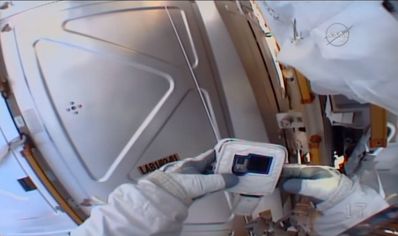 Видео дня: астронавт забыл вставить карточку в камеру перед выходом в космос