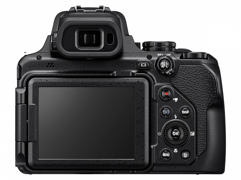 Объектив камеры Nikon Coolpix P1000 охватывает диапазон фокусных расстояний 24-3000 мм