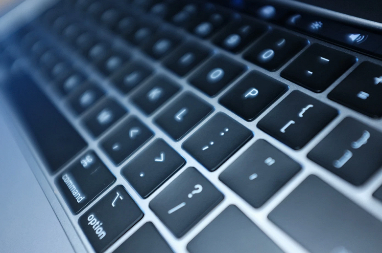 Новые MacBook Pro действительно оснащены более тихой клавиатурой