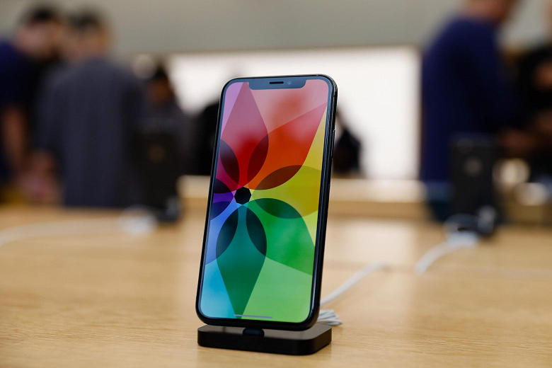 Apple будет заказывать экраны OLED у Sharp 