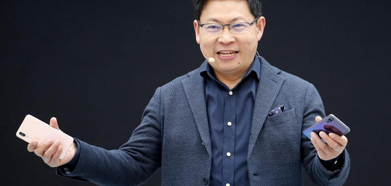 Глава Huawei пообещал складной смартфон с гибким экраном в течение года
