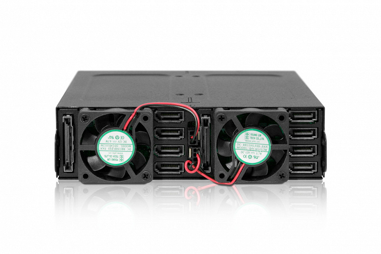 Каждый из восьми накопителей в корзине Icy Dock ToughArmor M998SK-B блокируется отдельным замком