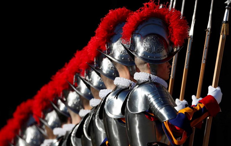 Новые шлемы швейцарских гвардейцев напечатаны на 3D-принтерах