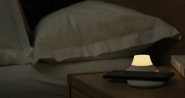 Xiaomi Yeelight Wireless Charging Night Lamp — ночник и беспроводная зарядная станция в одном флаконе