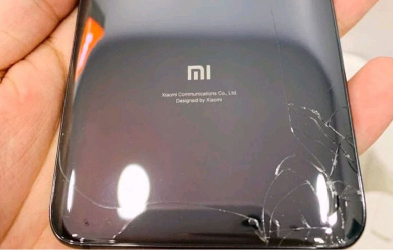 Фото дня: первый разбитый Xiaomi Mi 9 через несколько часов после начала продаж