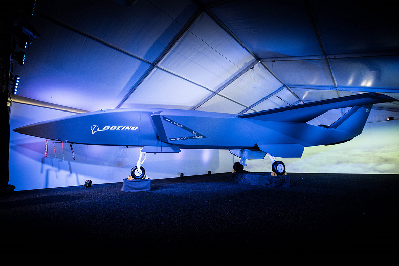 Компания Boeing представила беспилотный истребитель