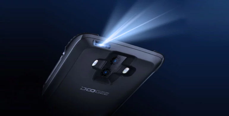 Модульный смартфон Doogee S90 получил еще и проектор