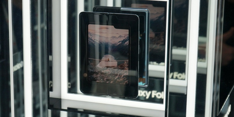 Видео дня: реальный Samsung Galaxy Fold в руках пользователя. Складка на экране бросается в глаза
