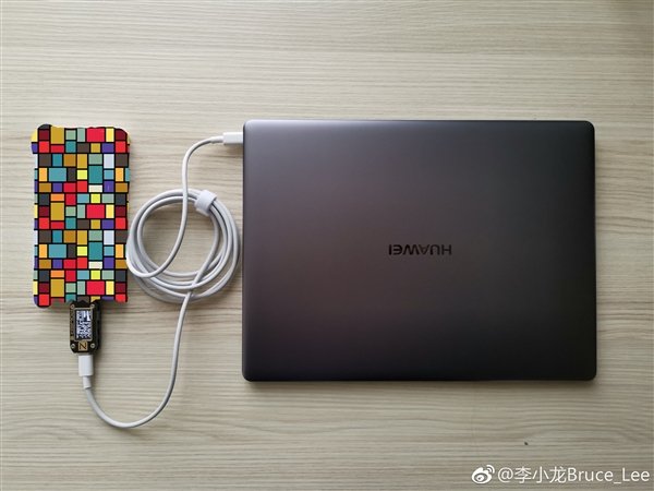 Флагманским смартфонам — соответствующий аксессуар. Huawei показала 40-ваттный портативный аккумулятор