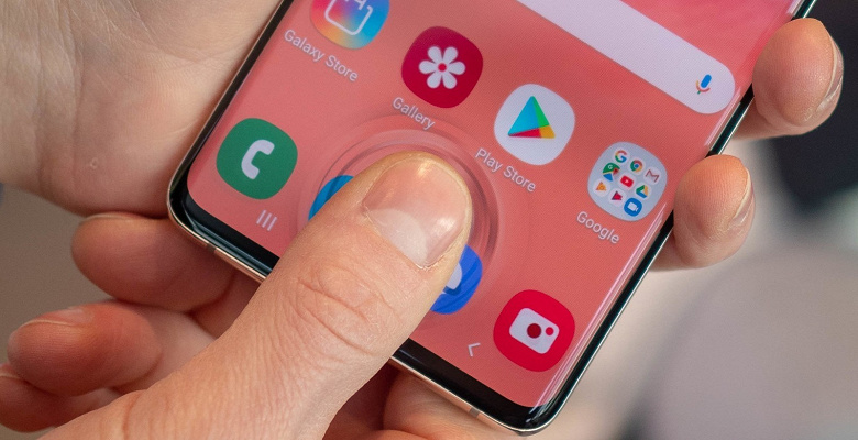 Очередной провал. Сканер отпечатков пальцев Samsung Galaxy S10 работает лучше без заводской защиты экрана