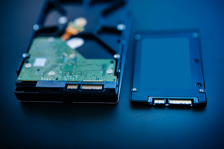 Суммарный объем SSD и HDD, отгруженных в прошлом году, достиг 912 ЭБ