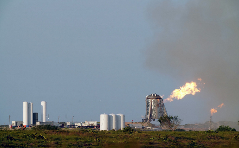 На этот раз — без пожара. Испытание космического аппарата SpaceX Starhopper пришлось прервать, когда двигатель уже работал