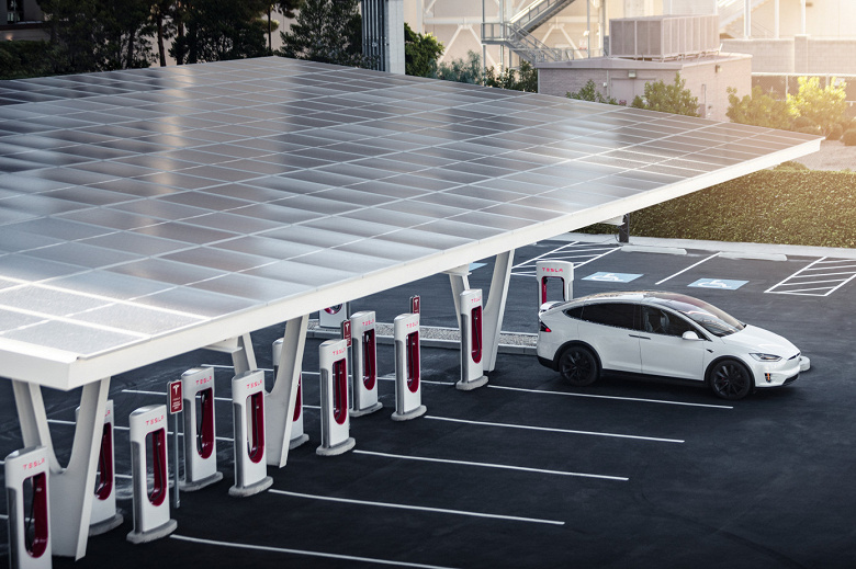 Tesla открыла первую станцию с почти 40 зарядками Supercharger V3