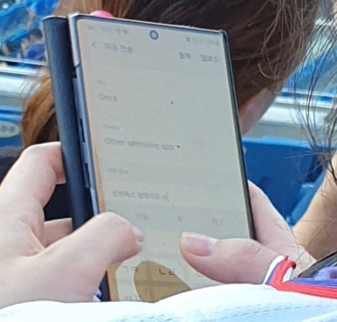 Samsung Galaxy Note10 и умные часы Galaxy Watch Active 2 сфотографировали вживую на корейском стадионе