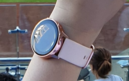 Samsung Galaxy Note10 и умные часы Galaxy Watch Active 2 сфотографировали вживую на корейском стадионе
