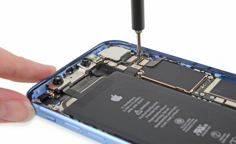 Компания Apple подтвердила блокировку батарей iPhone и объяснила ее причину