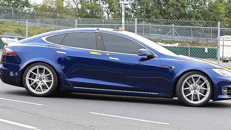 Семиместная трёхмоторная Tesla Model S будет запущена в производство в ближайшие месяцы