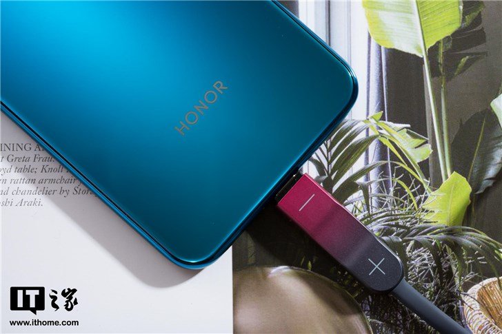 Градиентная окраска, 18 часов автономности и разъем USB-C. Представлены Bluetooth-наушники Honor xSport Pro