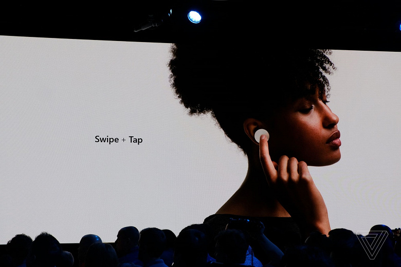 Самый функциональный конкурент AirPods 2: Microsoft представила беспроводные наушники Surface Earbuds, которыми можно перещелкивать слайды в PowerPoint