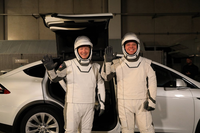 Tesla Model X стал официальным автомобилем для астронавтов SpaceX