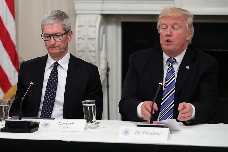 «Мы вам постоянно помогаем, а вы…»: Трамп обиделся на Apple