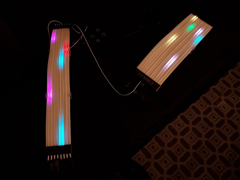 Кабель питания Lian Li Strimer Plus украшен подсветкой RGB на 120 светодиодах 