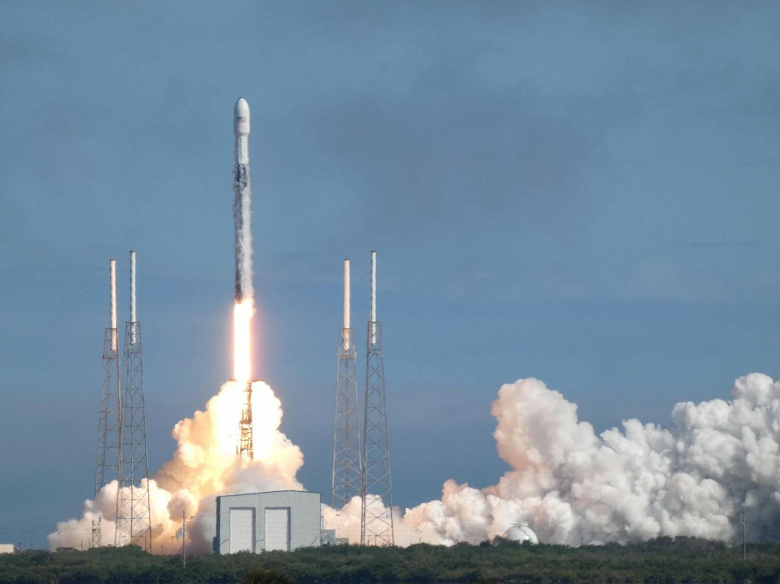 Компания SpaceX успешно провела пятый запуск спутников Starlink, но ракета-носитель не села на плавучую платформу